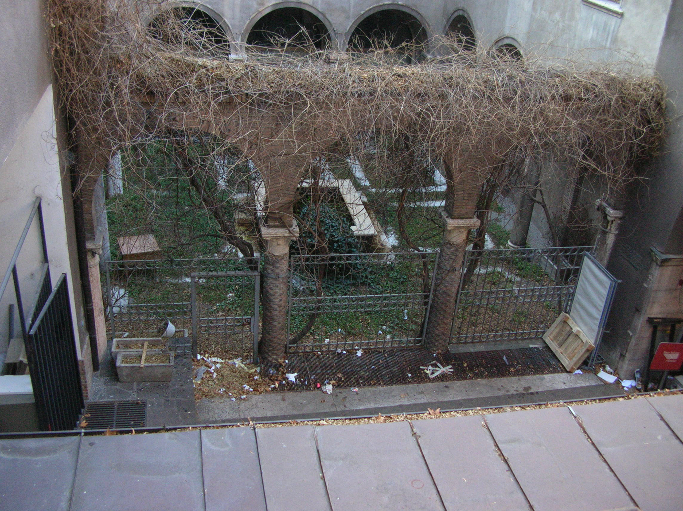 Cortile inteno del palazzo di Mazzoni al giorno d'oggi, preda del degrado e dell'abbandono